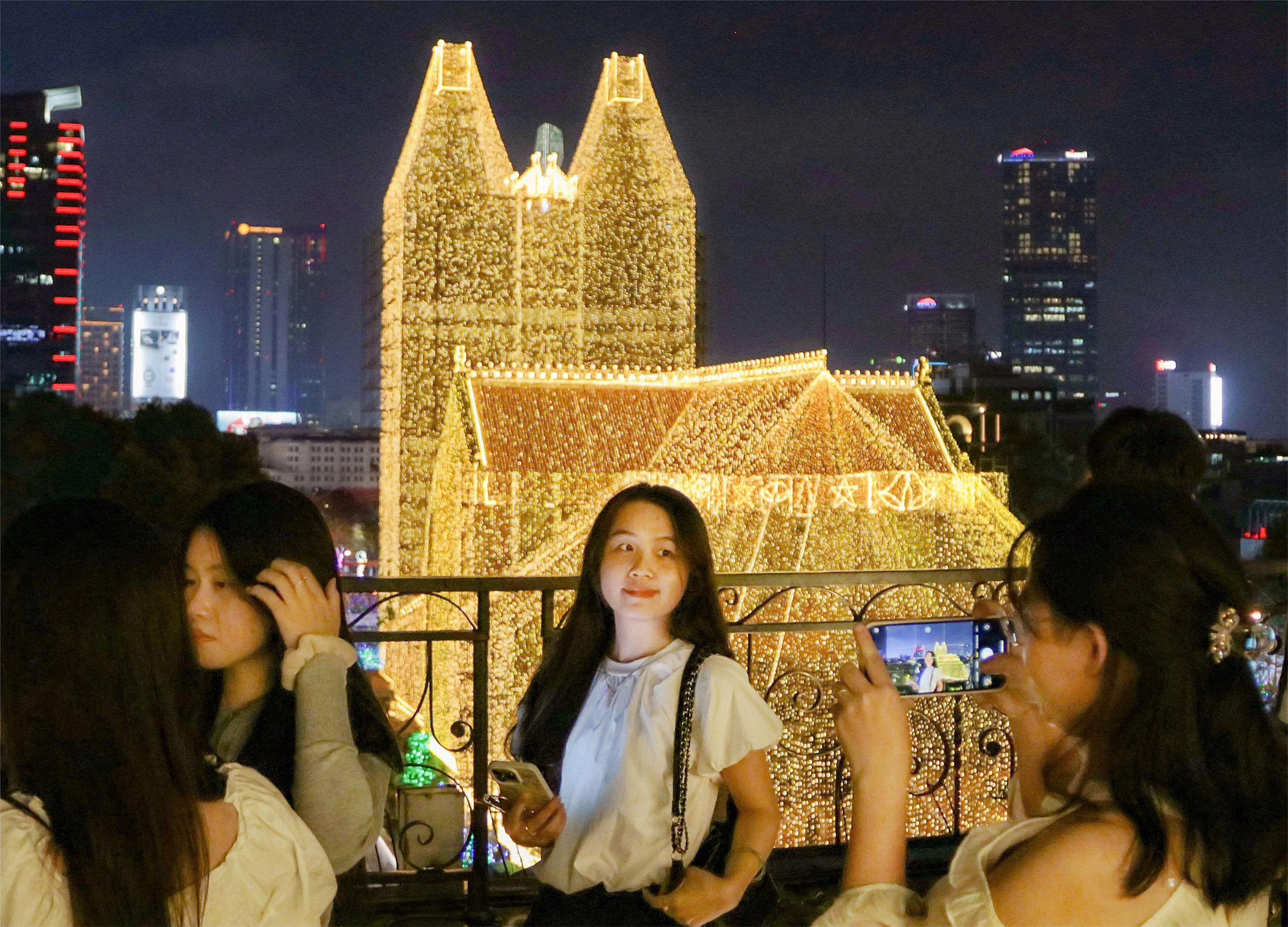 Trang trí Noel lên đèn, giới trẻ TP.HCM lên đồ 1 Trang trí Noel lên đèn, giới trẻ TP.HCM lên đồ - Ảnh 1.