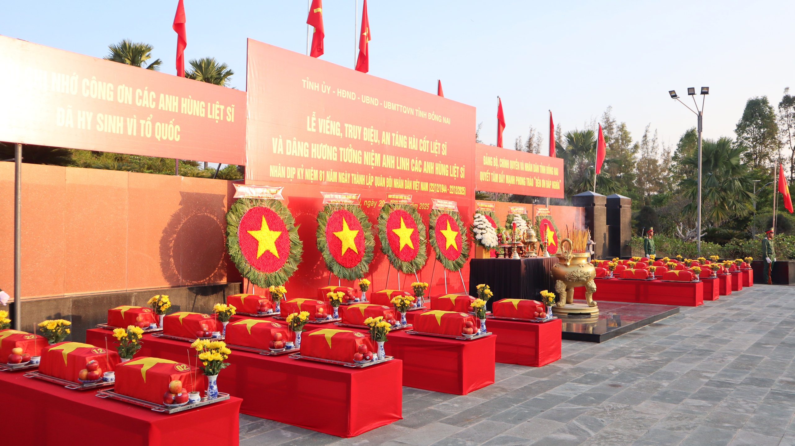 Trang trọng lễ truy điệu, an táng 41 hài cốt liệt sĩ - Ảnh 4.