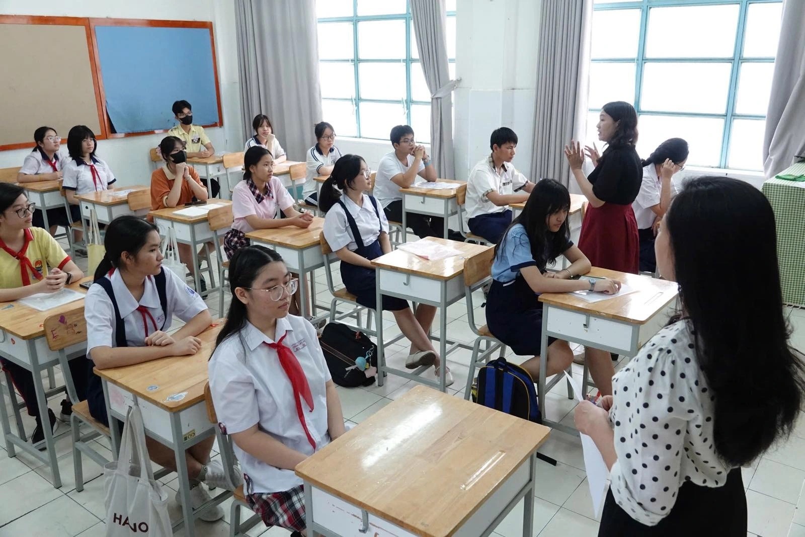 Tranh luận sôi nổi 'nên xét tuyển hay thi tuyển vào lớp 10?' 1 Tranh luận sôi nổi 'nên xét tuyển hay thi tuyển vào lớp 10?' - Ảnh 1.