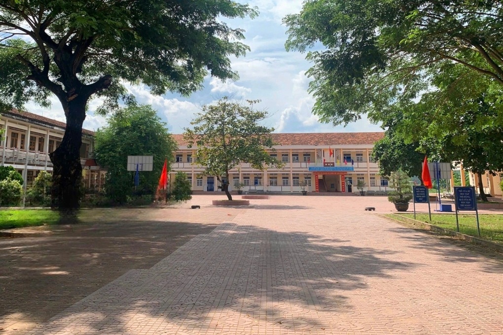 Tranh luận việc kiểm điểm phó hiệu trưởng bắt học sinh dừng học đi dọn rác - 1