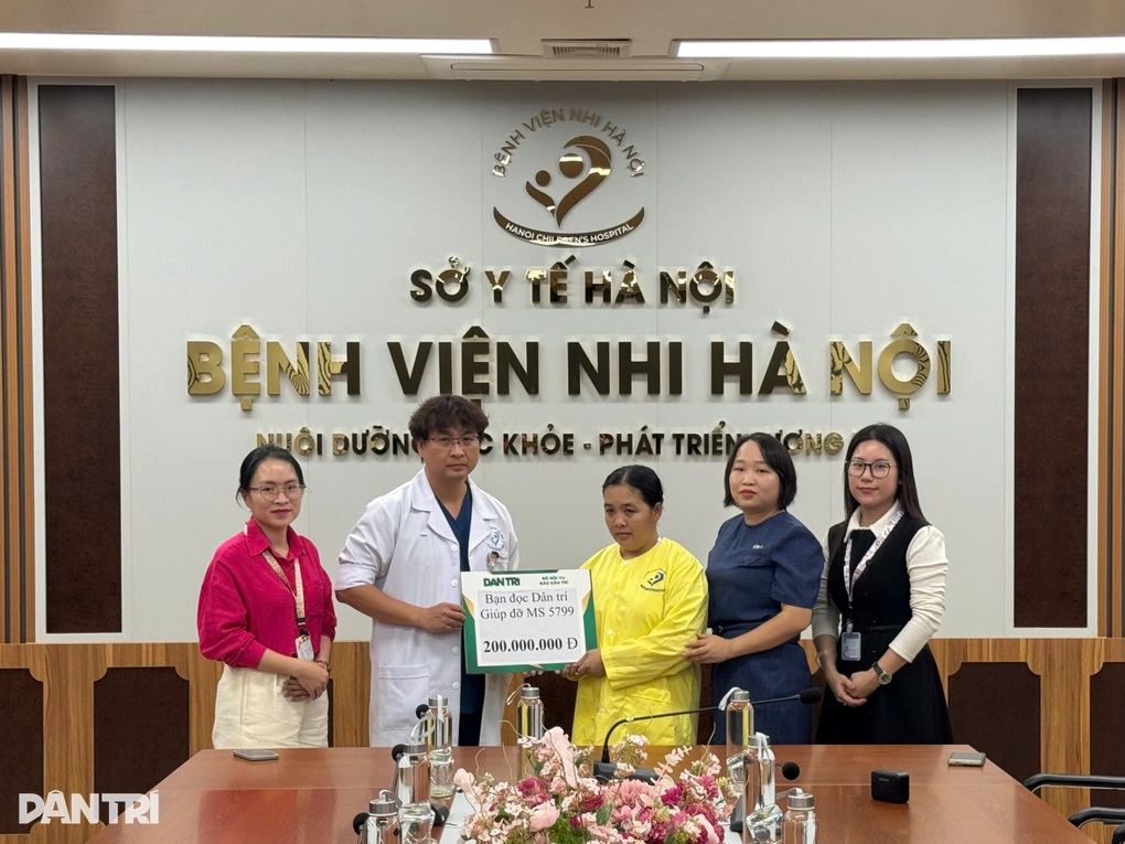 Trao nóng 200 triệu đồng giúp bé 3 tháng tuổi thêm cơ hội sống - 1