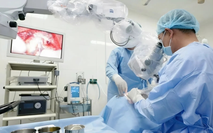 Phẫu thuật cấy ốc tai điện tử tại Bệnh viện Tai Mũi Họng TP HCM. Ảnh: Bệnh viện cung cấp