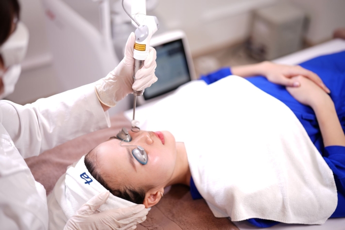 Bác sĩ đang thực hiện trẻ hóa da đa tầng bằng máy Fotona 6D SP Dynamis. Ảnh minh họa: Bệnh viện Đa khoa Tâm Anh