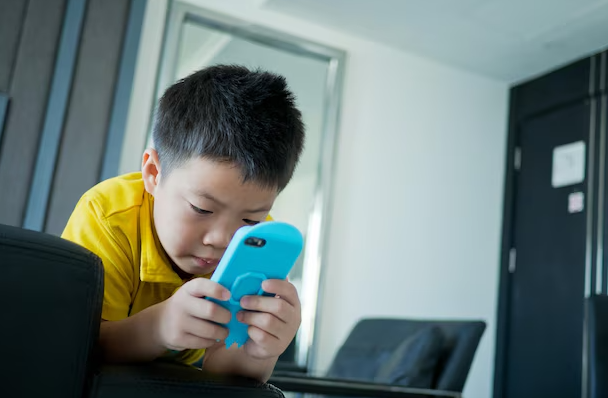 Trẻ xem điện thoại, máy tính bảng quá sớm có thể bị thay đổi cấu trúc não - Ảnh 1. điện thoại - Ảnh 1.