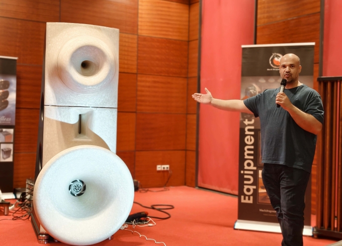 Đại diện Aries Cerat chia sẻ về thiết bị của hãng hôm 12/12, trước khi sự kiện diễn ra. Ảnh: Công Tâm