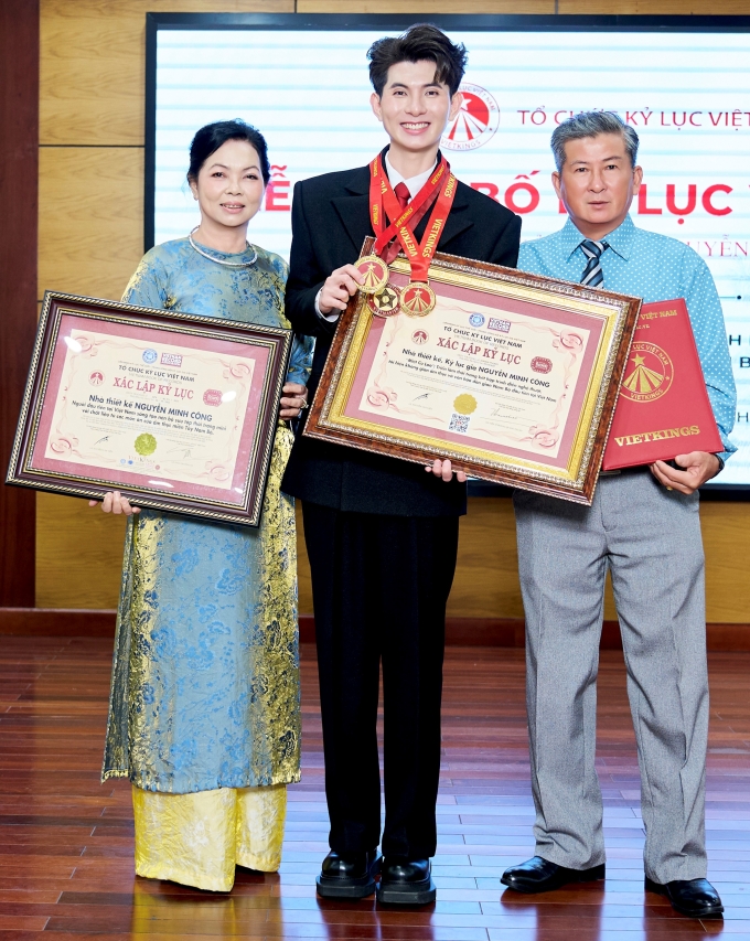 Nhà thiết kế Nguyễn Minh Công bên bố mẹ khi nhận bằng kỷ lục.