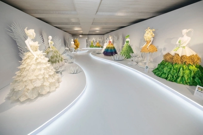 Không gian trưng bày các thiết kế thời trang của Nguyễn Minh Công tại triển lãm hồi tháng 11. Ảnh: Nhân vật cung cấp