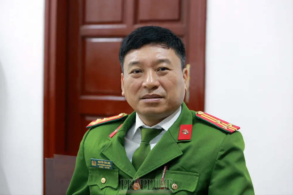 Thượng tá Nguyễn Văn Anh, Phó Trưởng công an huyện Như Xuân, Thanh Hóa trao đổi với PLO về thủ đoạn lừa đảo qua mạng. Ảnh: ĐẶNG TRUNG Lừa đảo qua mạng 2.jpg