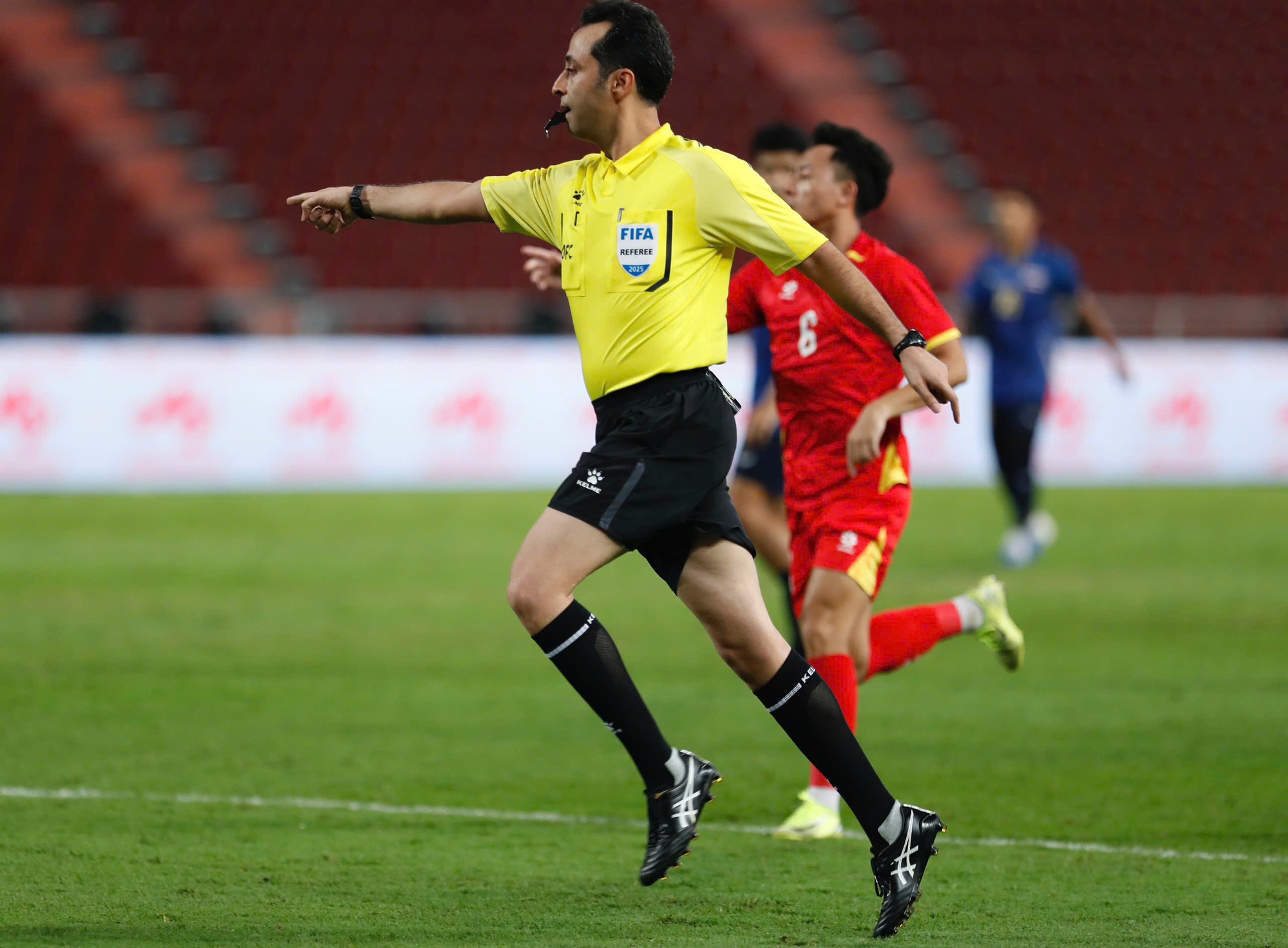 Trọng tài điều hành hay thế nào ở chung kết siêu kịch tính, cả U.22 Thái Lan và Việt Nam đều thích!- Ảnh 1.