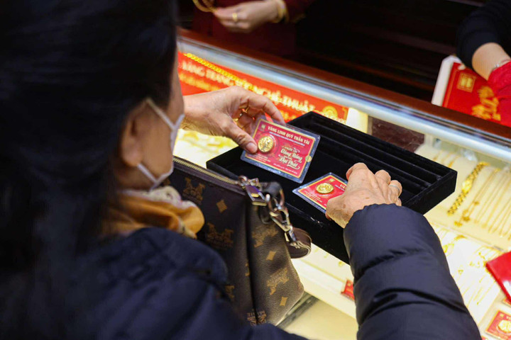 Giá vàng hôm nay 21/12: Trụ vững ở ngưỡng cao- Ảnh 1.