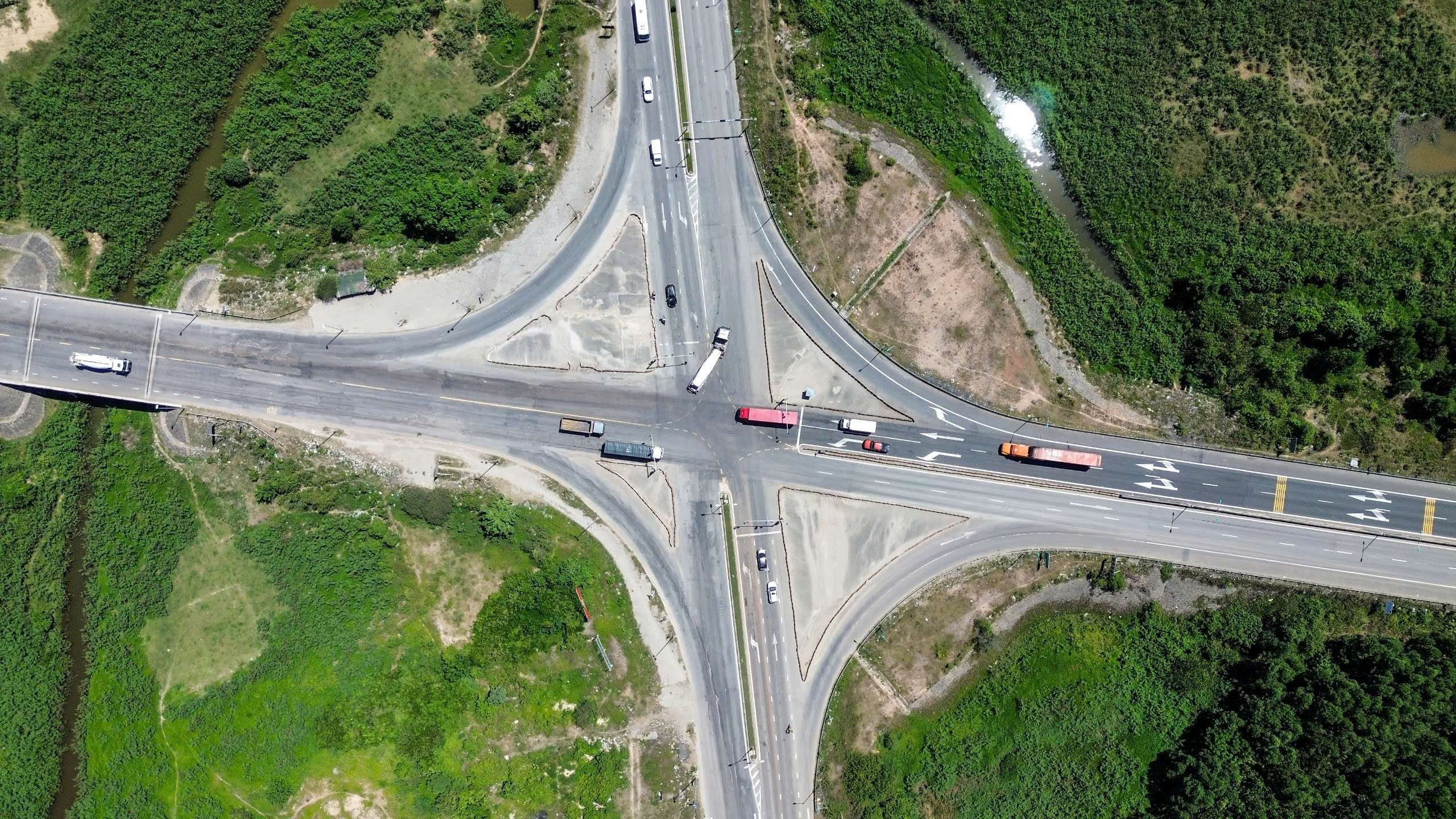 ĐỘT PHÁ HẠ TẦNG, KIẾN TẠO VỊ THẾ (*): Trục kết nối kinh tế mới của miền Trung - Ảnh 1. ĐỘT PHÁ HẠ TẦNG, KIẾN TẠO VỊ THẾ (*): Trục kết nối kinh tế mới của miền Trung - Ảnh 1.