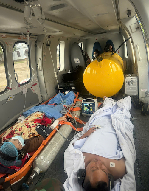 Hai bệnh nhân được vận chuyển chung trên trực thăng. Ảnh: Bệnh viện cung cấp