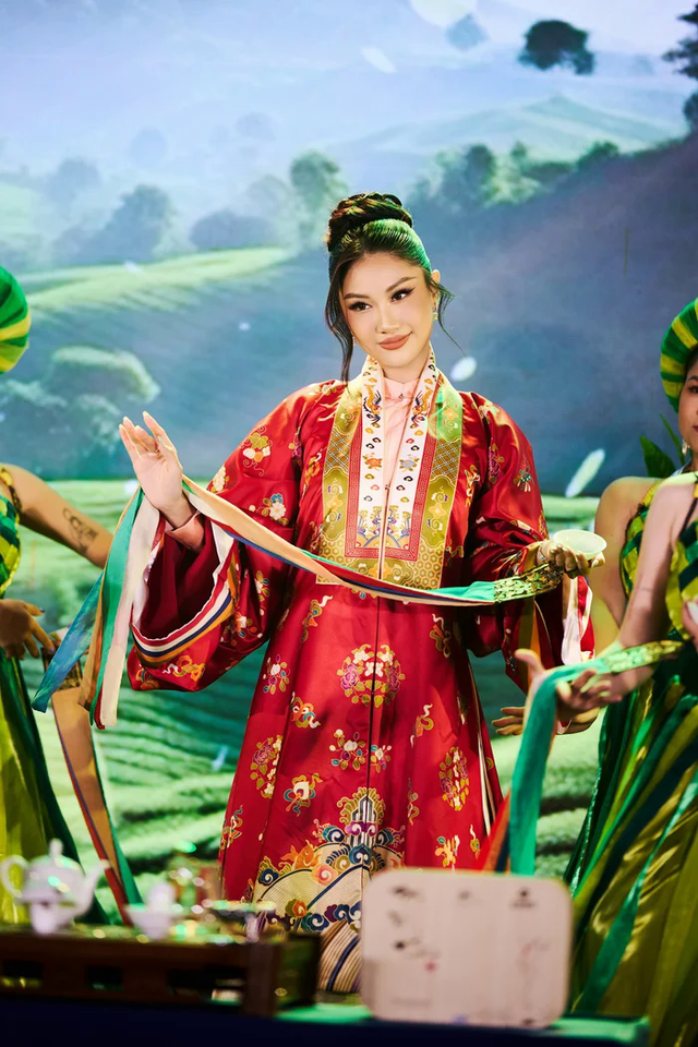 Chung kết Miss Cosmo 2025: Phương Linh chính thức lọt Top 10, diễn bikini khoe body quá đỉnh!- Ảnh 4.