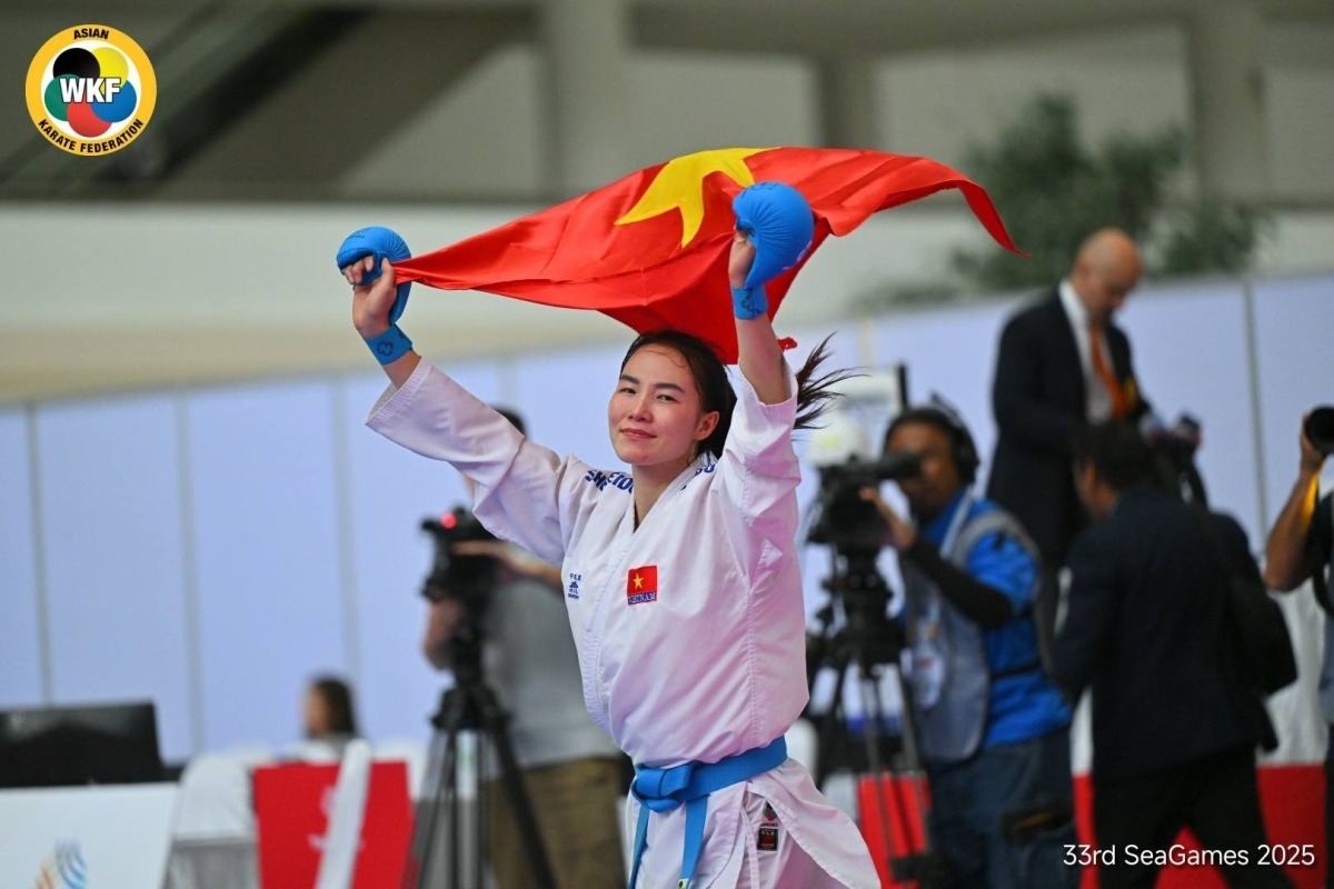 Võ sĩ Đinh Thị Hương mừng sau khi thắng đối thủ Indonesia Yefanza 8-5 trong trận chung kết kumite -68kg. Ảnh: AKF