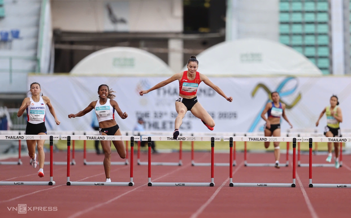 Quách Thị Lan vượt qua rào cuối trước khi bứt phá về đích đầu tiên nội dung 400m rào nữ. Ảnh: Đức Đồng