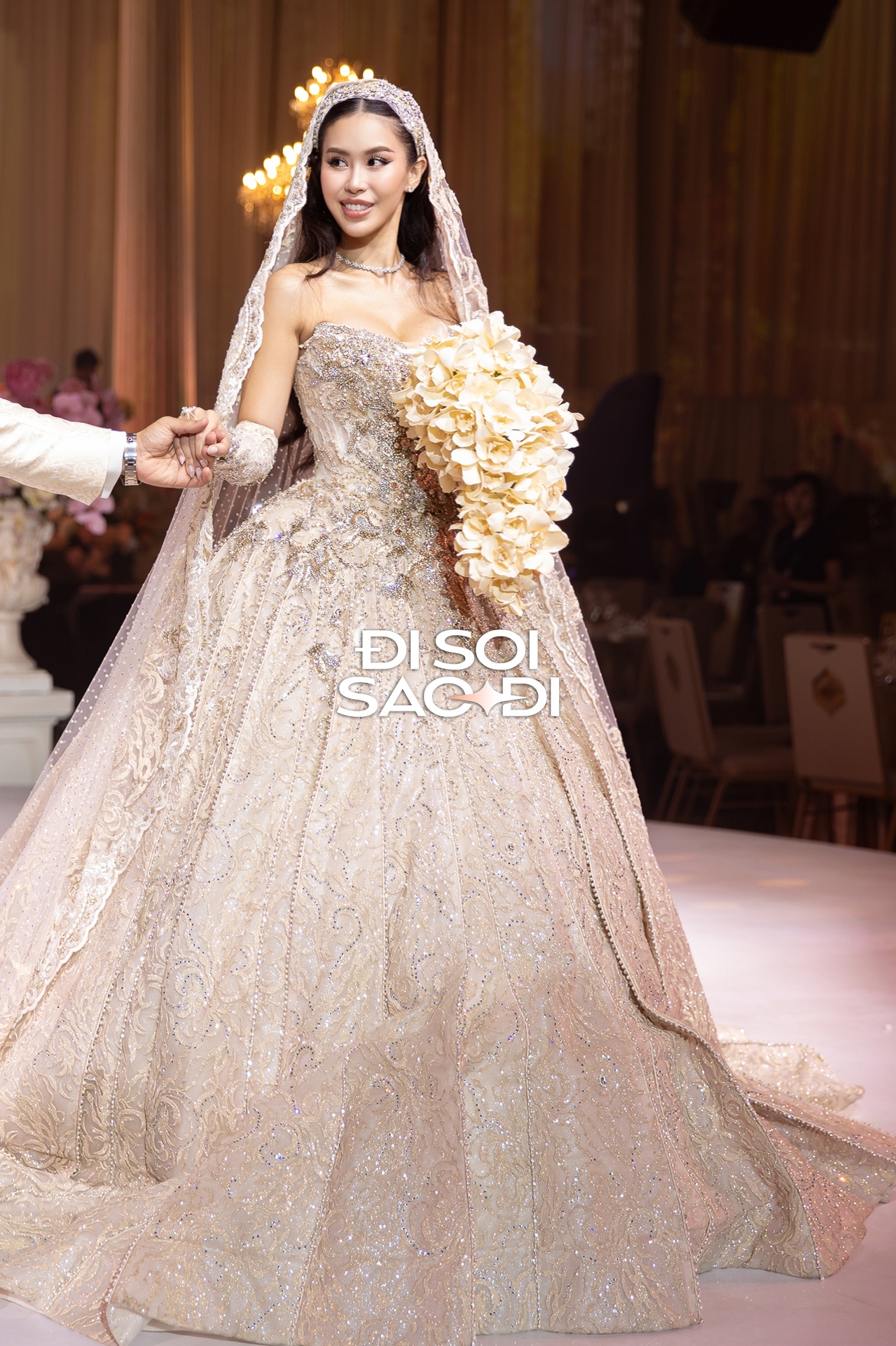 Lễ cưới của Tiên Nguyễn và chồng gốc Dubai: Hà Tăng xinh như Lễ cưới của Tiên Nguyễn và chồng gốc Dubai: Hà Tăng xinh như