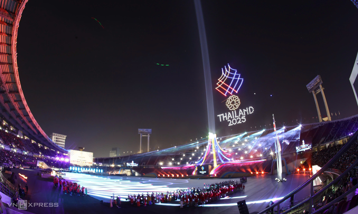 Ngọn đuốc lớn chiếu sáng thẳng lên trời cuối lễ khai mạc SEA Games 33 trên sân Rajamangala, thành phố Bangkok, Thái Lan tối 9/12/2025. Ảnh: Đức Đồng