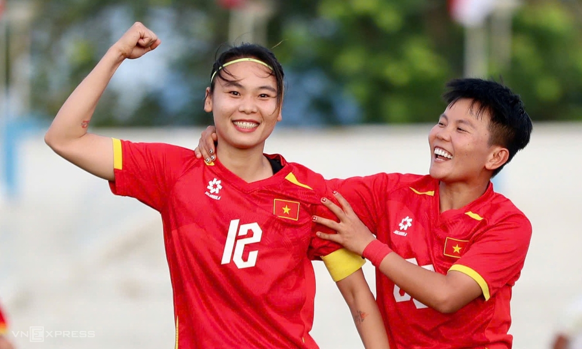 Phạm Hải Yến (trái) và Bích Thùy mừng bàn thắng nâng tỷ số lên 3-0 cho Việt Nam trước Indonesia trong trận bán kết bóng đá nữ SEA Games 33 trên sân IPE Chonburi, Thái Lan chiều 14/12/2025. Ảnh: Đông Huyền