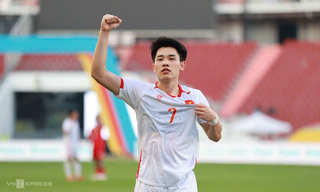 Đình Bắc mừng bàn thắng ấn định tỷ số 2-1 cho Việt Nam trước Lào, trận ra quân bảng B bóng đá nam SEA Games 33 trên sân Rajamangala, thành phố Bangkok, Thái Lan chiều 3/12/2025. Ảnh: Đức Đồng