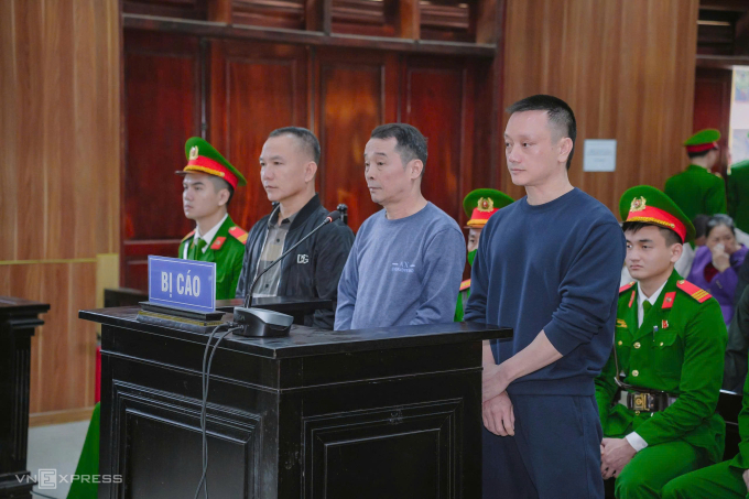 Vi Ngộ, ngoài cùng bên phải và các nghi can tại toà ngày 31/12. Ảnh: Lam Sơn