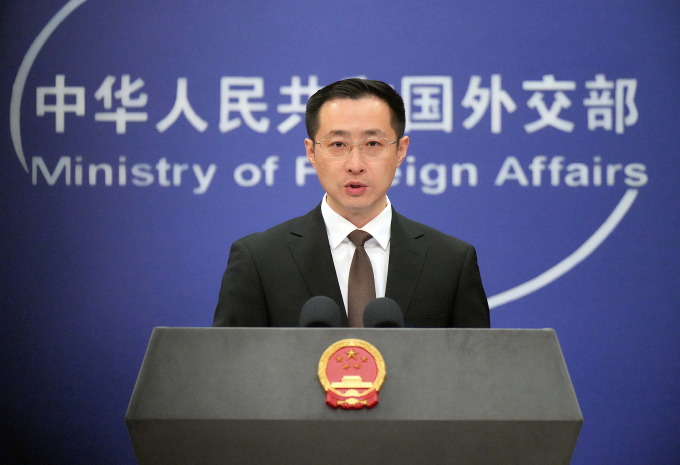 Phát ngôn viên Bộ Ngoại giao Trung Quốc Lâm Kiếm tại cuộc họp báo ở Bắc Kinh ngày 22/12. Ảnh: AFP