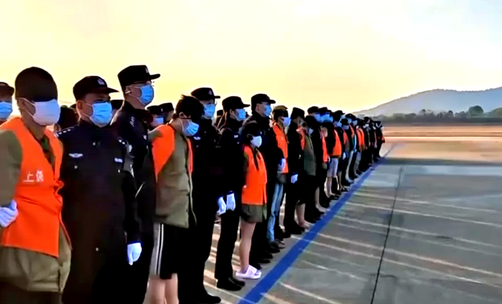 Trung Quốc tiếp nhận hơn 1.100 nghi phạm lừa đảo từ 'điểm nóng' Myawaddy của Myanmar 1 Trung Quốc tiếp nhận hơn 1.100 nghi phạm lừa đảo từ 'điểm nóng' Myawaddy của Myanmar - Ảnh 1.