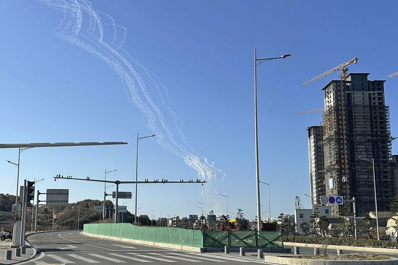 Trung Quốc tiếp tục tập trận quanh Đài Loan ngày thứ hai, hàng không tê liệt - Ảnh 1.