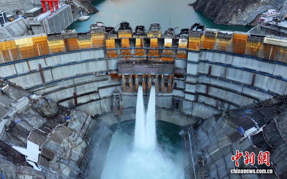 Trung Quốc vận hành nhà máy thủy điện đập vòm ở độ cao lớn nhất thế giới - Ảnh 1.