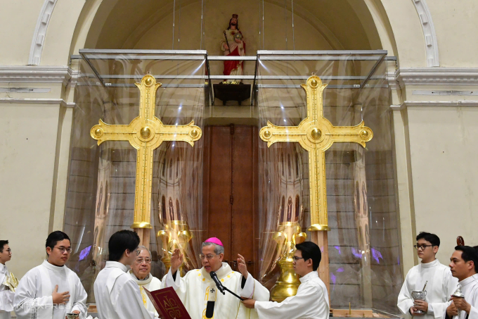 Tổng giám mục Tổng giáo phận TP HCM Giuse Nguyễn Năng làm phép xông hương cho hai Thánh giá. Ảnh: Thanh Tùng