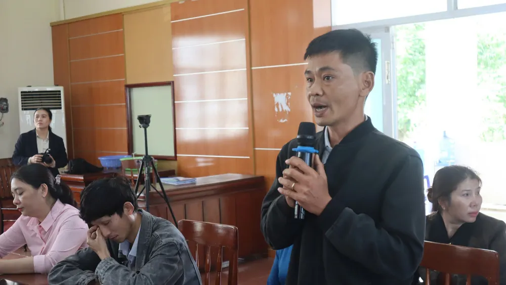 Ông Cường, con trai ông Dũng nêu ý kiến tại buổi tiếp xúc cử tri. trung-dau-gia-lo-dat-10-nam-moi-biet-dat-chi-co-tren-giay-.jpg