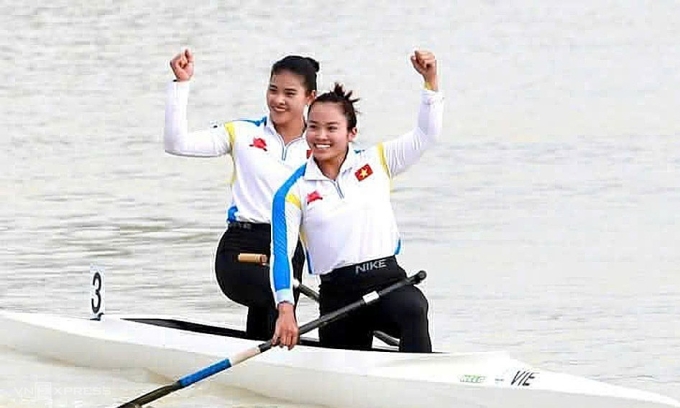 Diệp Thị Hương (trái) và Nguyễn Thị Hương sau khi giành HC vàng canoeing thuyền đôi nữ 500m tại tỉnh Rayong, Thái Lan chiều 10/12/2025. Ảnh: Đức Đồng