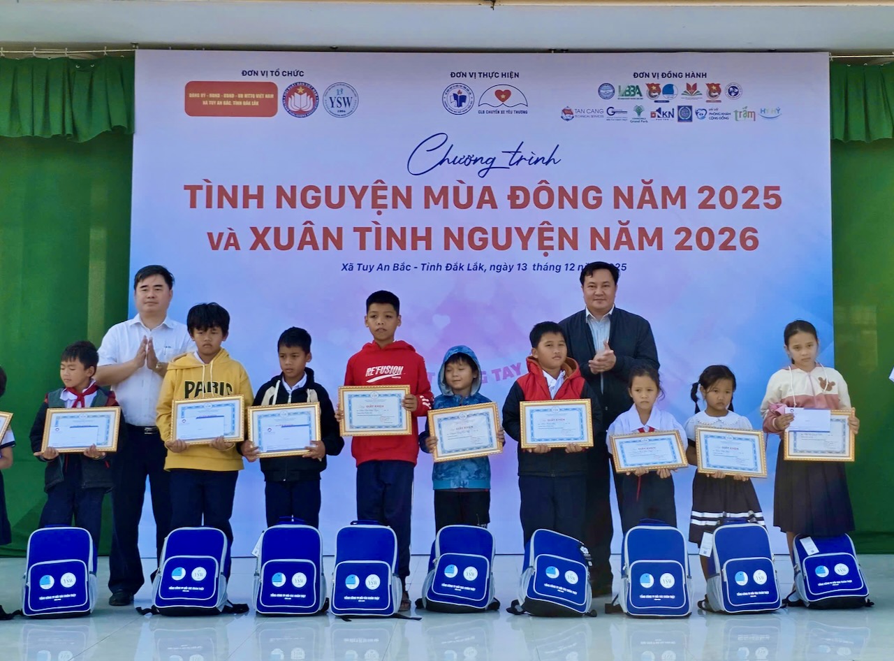 Trung tâm Công tác xã hội thanh thiếu niên Việt Nam mang hàng nghìn suất quà đến vùng lũ Phú Yên cũ 1 vùng lũ - Ảnh 1.