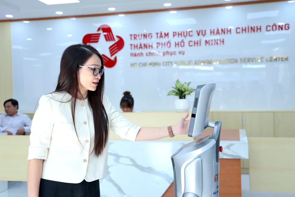 Trung tâm Phục vụ Hành chính Công TP.HCM trang bị robot AI hỗ trợ. Ảnh: LÊ THOA trung-tam-phuc-vu-hanh-chinh-cong-tphcm-8.JPG