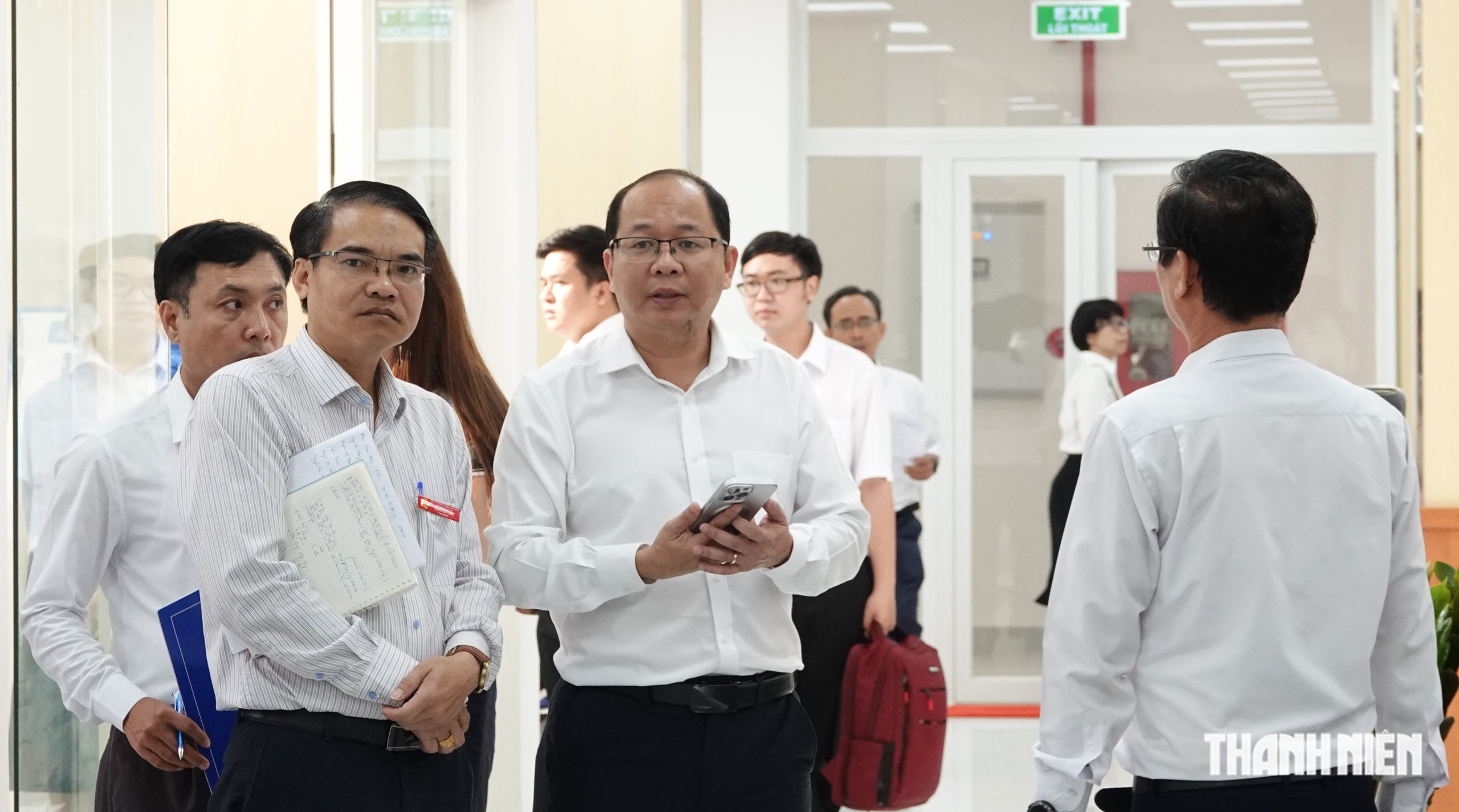 Trung tâm Phục vụ hành chính công TP.HCM chính thức nhận hồ sơ tập trung 1 Trung tâm Phục vụ hành chính công TP.HCM nhộn nhịp hồ sơ ngày đầu tiếp nhận - Ảnh 1.