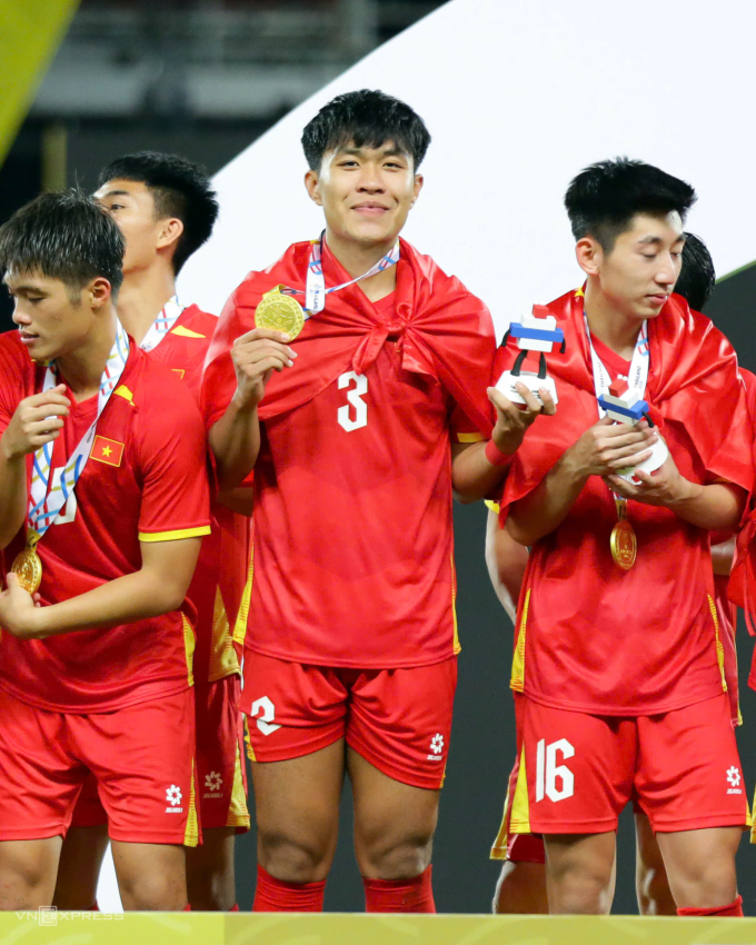 Phạm Lý Đức (số 3) nhận HC vàng bóng đá nam SEA Games 33, sau khi thắng Thái Lan 3-2 ở chung kết, tại sân Rajamangala ở Bangkok, Thái Lan ngày 18/12/2025. Ảnh: Đức Đồng