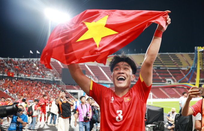 Trung vệ Phạm Lý Đức mừng cùng người hâm mộ, sau khi giúp Việt Nam thắng Thái Lan 3-2 ở chung kết bóng đá nam SEA Games 33 trên sân Rajamangala ở Bangkok, Thái Lan ngày 18/12/2025. Ảnh: Đức Đồng