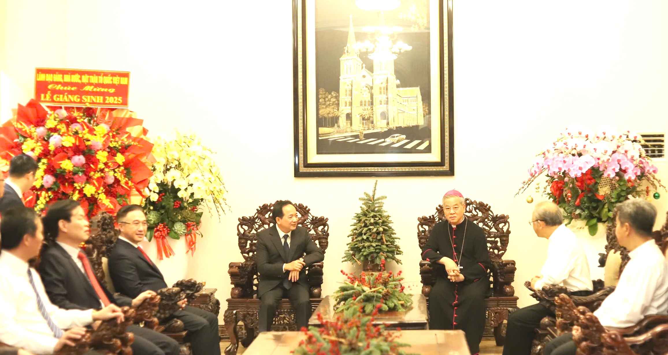 Trưởng Ban Tuyên giáo và Dân vận Trung ương thăm, chúc mừng Giáng sinh tại TPHCM - Ảnh 1.