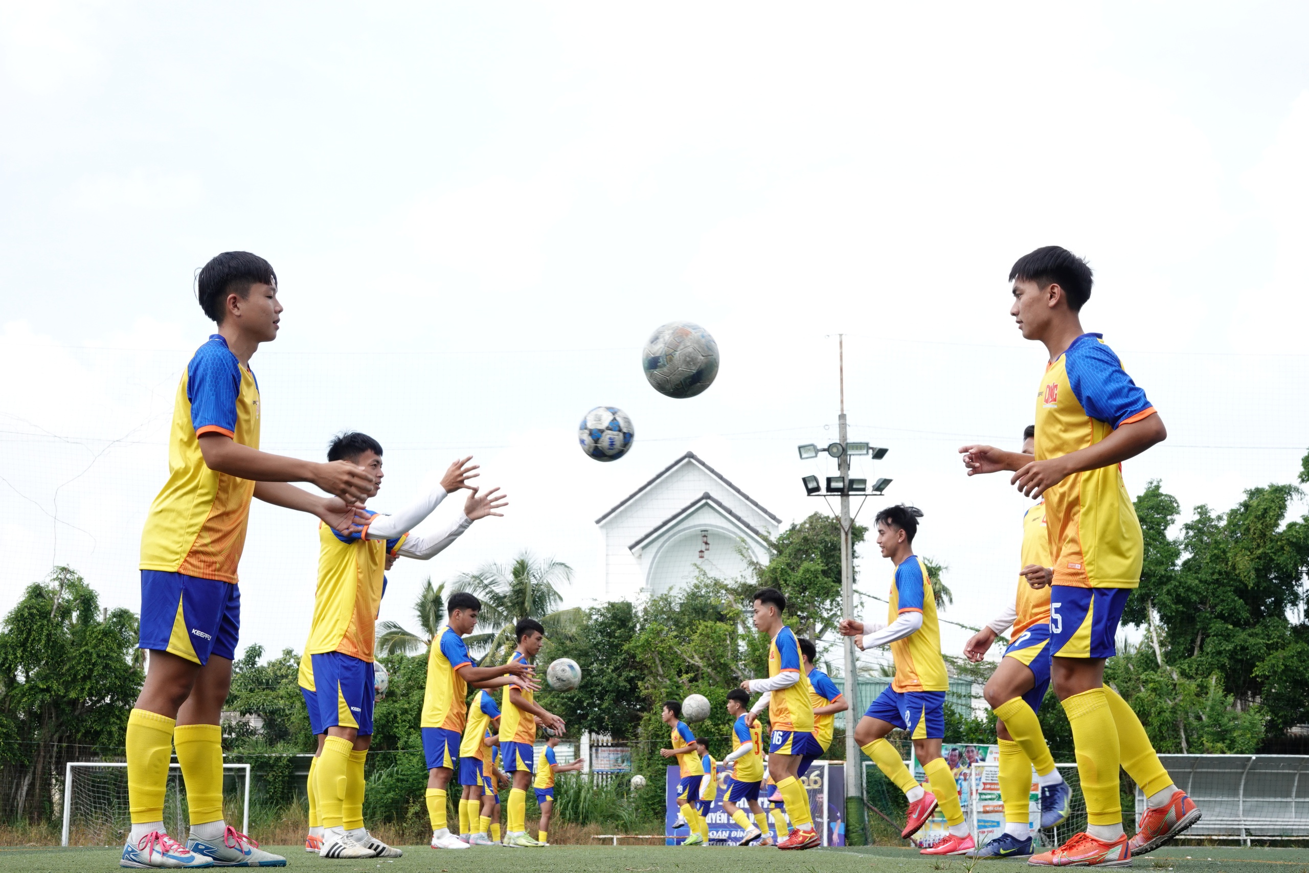 Trường ĐH Nam Cần Thơ quyết tâm giành 'vé vàng' vòng loại TNSV THACO cup 2026- Ảnh 1. Trường ĐH Nam Cần Thơ quyết tâm giành 'vé vàng' vòng loại TNSV THACO cup 2026- Ảnh 1.