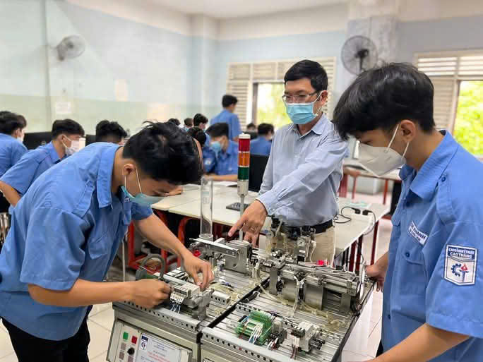 Trường đưa sinh viên đến doanh nghiệp thực tập phải thông qua trung tâm môi giới việc làm? - Ảnh 1.