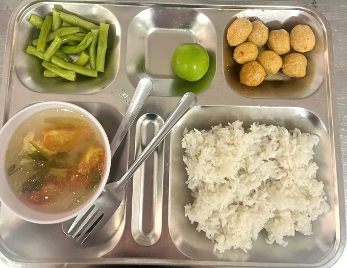 Suất ăn trưa 17/12 của trường THPT Trưng Vương bị tố lèo tèo. Ảnh: Nhà trường cung cấp