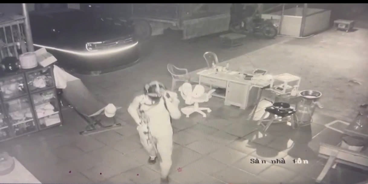 Truy tố Lê Sỹ Tùng, kẻ dùng súng thảm sát 3 người trong 1 gia đình ở Đồng Nai- Ảnh 2. Truy tố Lê Sỹ Tùng, kẻ dùng súng thảm sát 3 người trong 1 gia đình ở Đồng Nai- Ảnh 2.