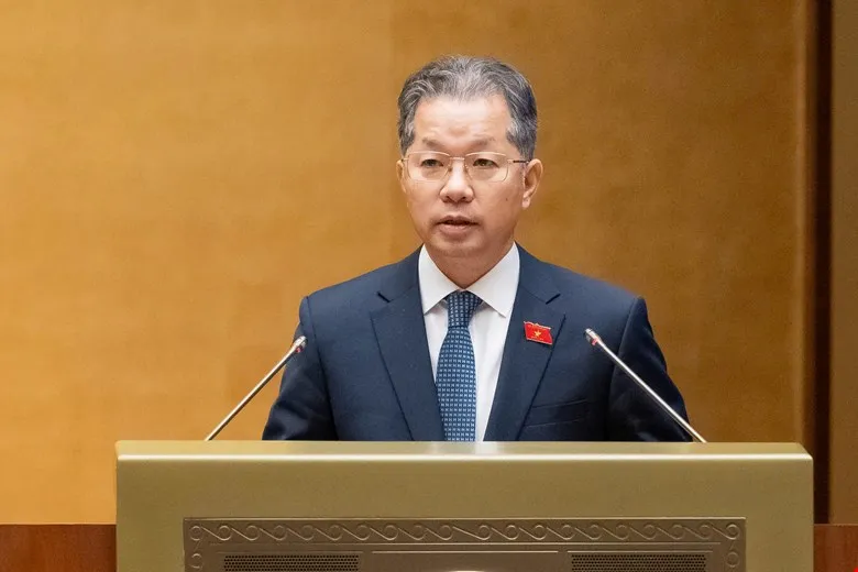 Chánh án TAND Tối cao Nguyễn Văn Quảng Trình bày báo cáo tóm tắt tiếp thu, giải trình, chỉnh lý dự thảo Luật Tòa án chuyên biệt tại Trung tâm tài chính quốc tế. Ảnh: QH Viet-nam-se-co-tham-phan-la-nguoi-nuoc-ngoai-tu-1-1-2026.jpg