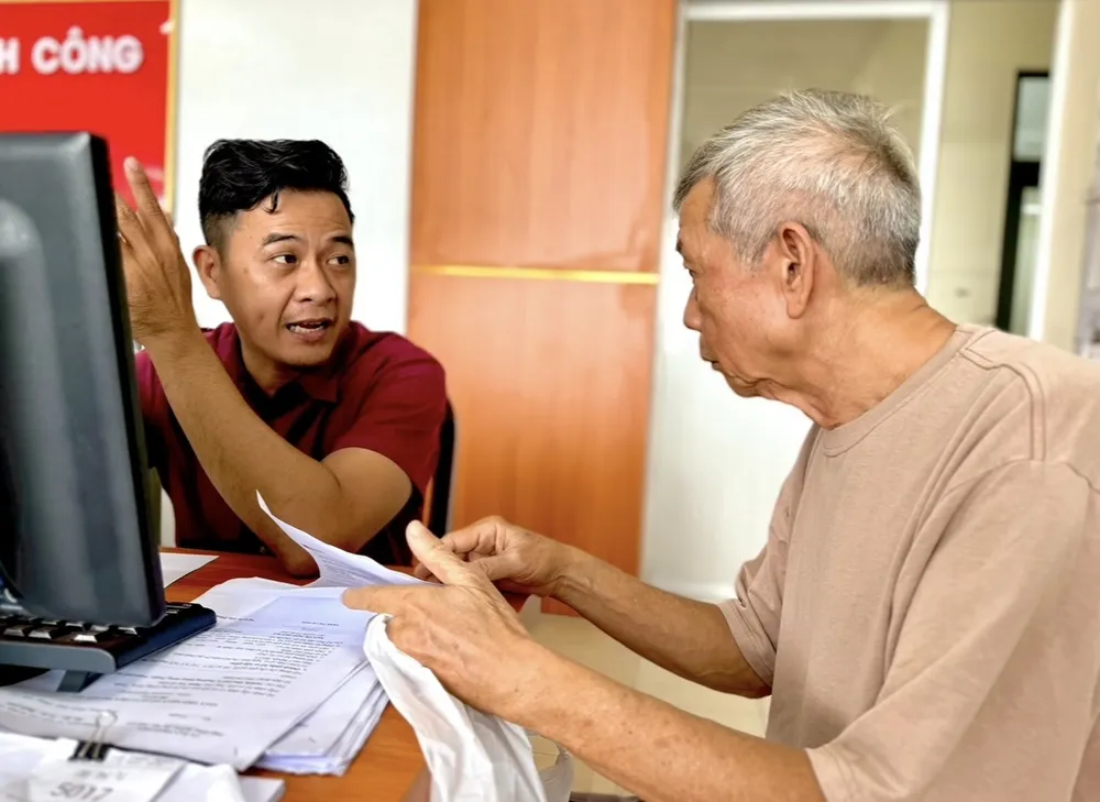 Người cao tuổi làm thủ tục nhận trợ cấp hưu trí xã hội tại phường Đông Hưng Thuận. Ảnh minh họa: HẢI NHI lương hưu.jpg