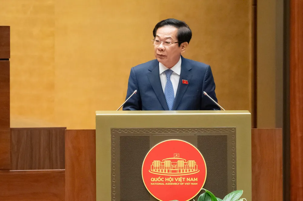 Bộ trưởng Bộ Nội vụ Đỗ Thanh Bình trình bày báo cáo tiếp thu giải trình. Ảnh: QH tu-1-7-2027-hoan-thanh-viec-tra-luong-theo-vi-tri-viec-lam-cho-vien-chuc-do-thanh-binh-1.jpg