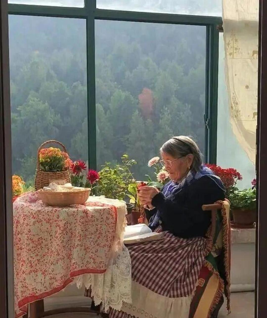 Lặng người trước ngôi nhà của cụ bà 92 tuổi: Tự chăm sóc mình, già đi thanh thản, không phiền hà con cháu- Ảnh 1.