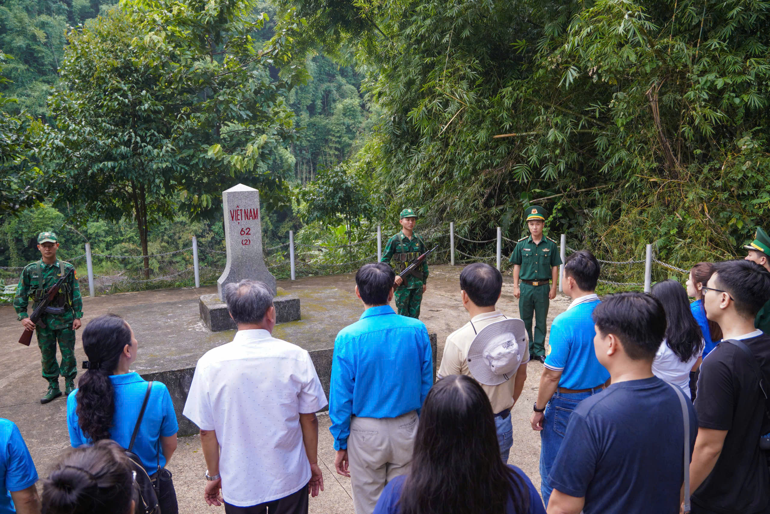 Cuộc thi viết về chủ quyền: Tự hào bên cột mốc biên cương- Ảnh 1. Cuộc thi viết về chủ quyền: Tự hào bên cột mốc biên cương- Ảnh 1.