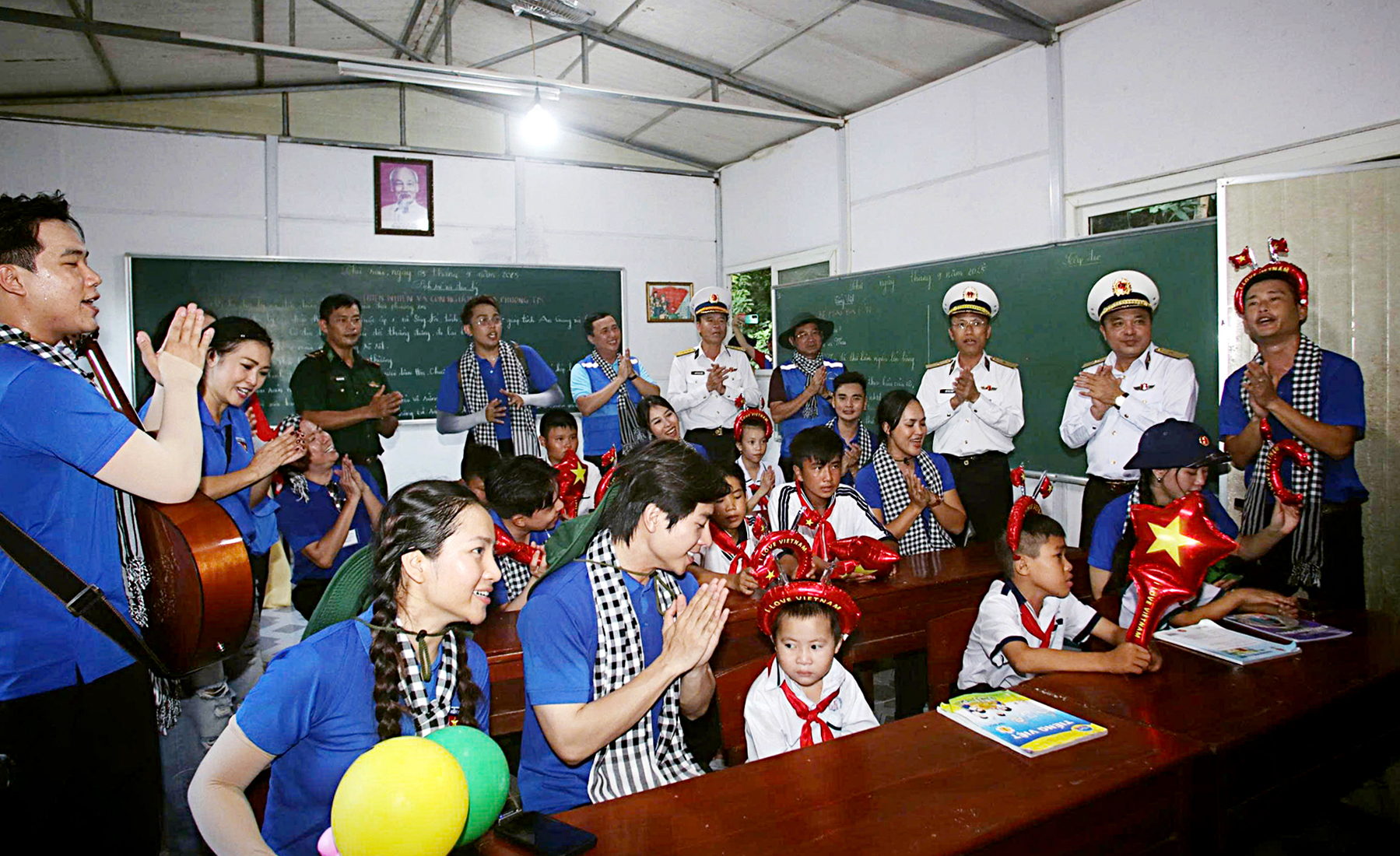 Từ lớp học '4 không' nơi đảo Hòn Chuối, những ước mơ bay lên 1 Từ lớp học '4 không' nơi đảo Hòn Chuối, những ước mơ bay lên - Ảnh 1.