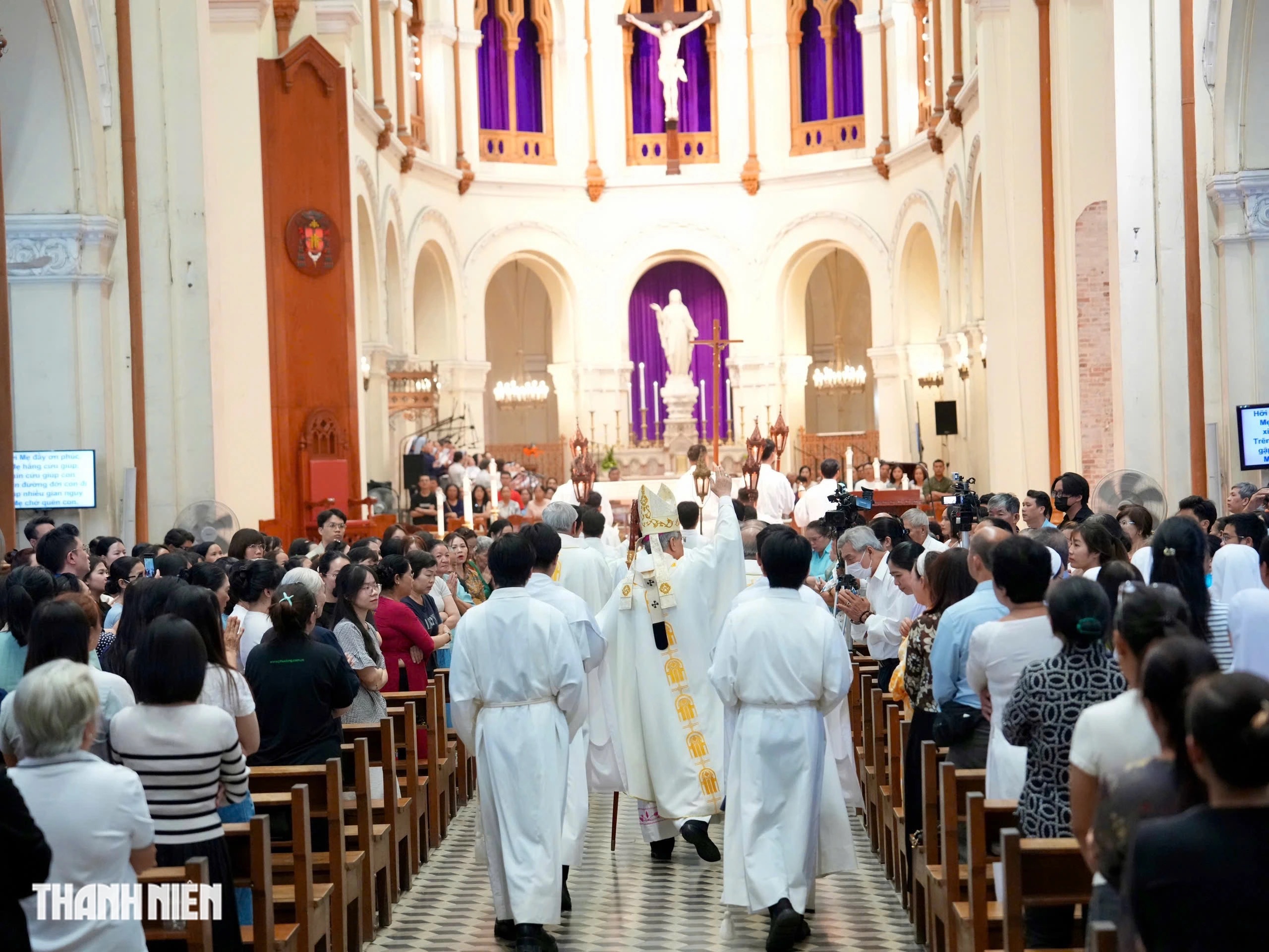 Từ nay đến Giáng sinh, có được vào tham quan nhà thờ Đức Bà?- Ảnh 1. Từ nay đến Giáng sinh, có được vào tham quan nhà thờ Đức Bà?- Ảnh 1.