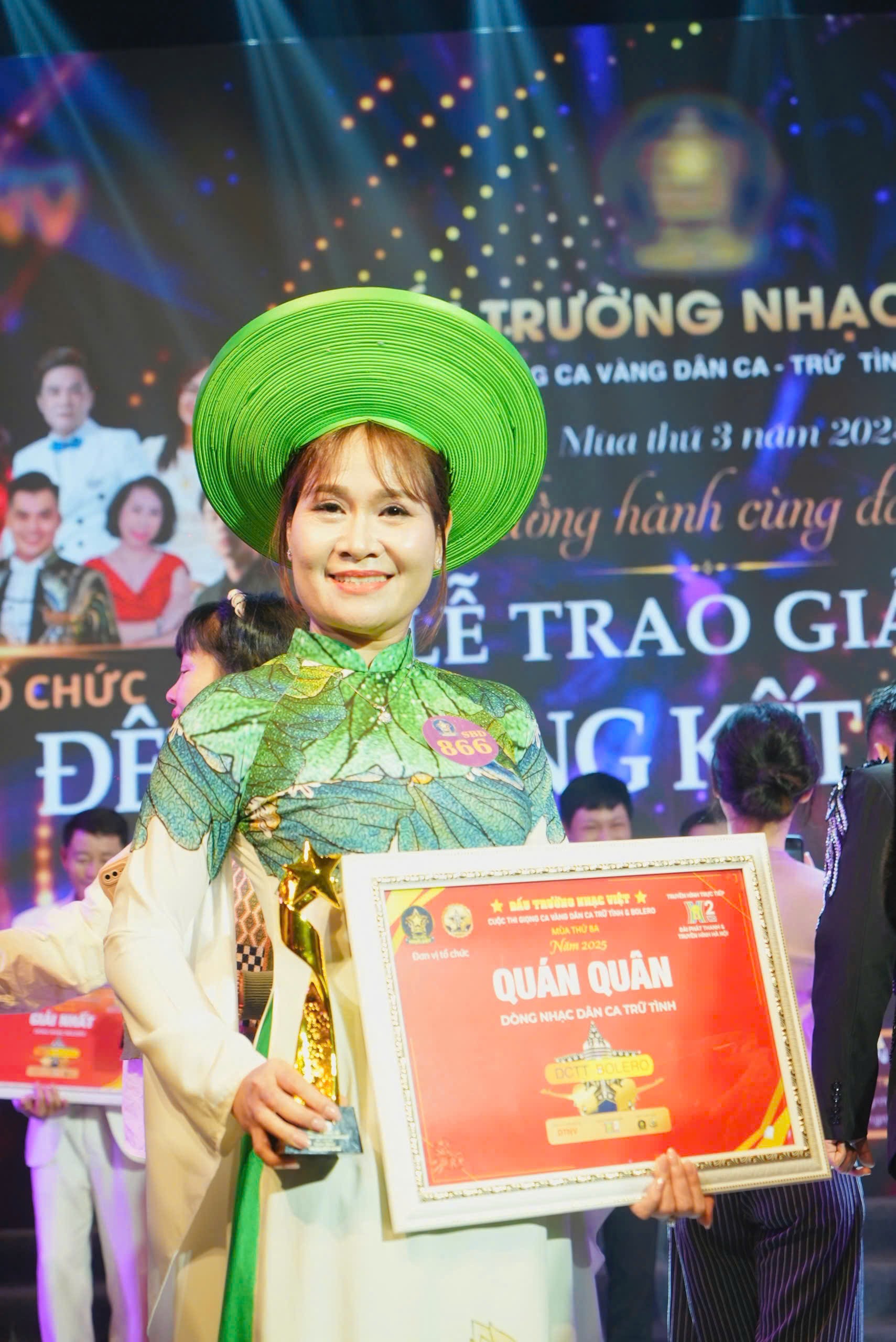 Từ ngành y đến ngôi vị Quán quân Đấu Trường Nhạc Việt 2025 1 ca-si-anh-dao-5-1765588418.jpg