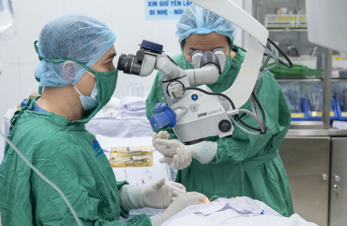 BS.CK2 Lâm Minh Vinh, Trưởng Khoa Giác mạc, Bệnh viện Mắt TP HCM, ghép giác mạc cho bệnh nhân. Ảnh: Phượng Linh